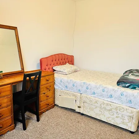 Double Bedroom Available * Bristol